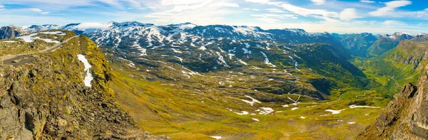 Panoramisch zicht van Dalsnibba op Nibbevegen weg die naar Geiranger Fjord, Noorwegen — Stockfoto