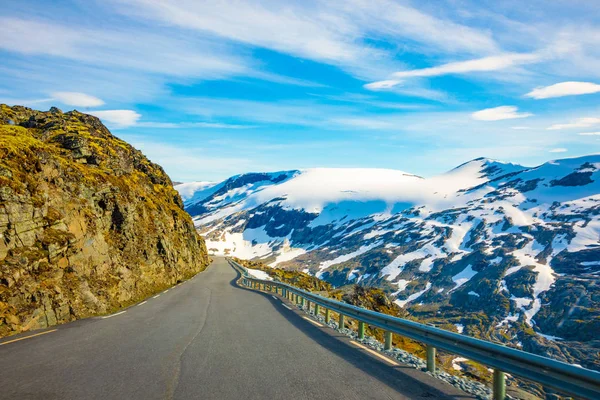 Uitzicht op bergen en weg naar Dalsnibba, lente landschap, Noorwegen — Stockfoto