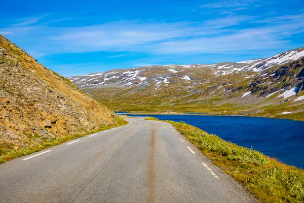 Straße neben dem See djupvatnet zum Berg dalsnibba, Norwegen — Stockfoto