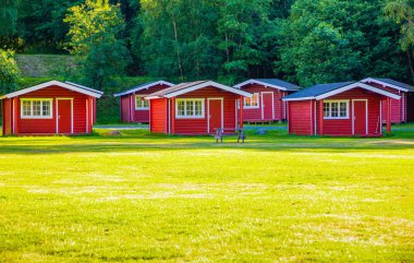 Riksveg, Norveç - 25.06.2018: Kırmızı kamp kabin için seyahat etmek kamp Riksveg, Norveç