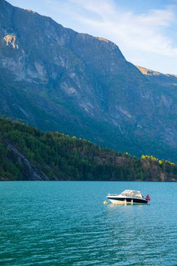 Sogn og Stryn belediyesinde Oppstrynsvatn gölde tekne Fjordane İlçesi, Norveç