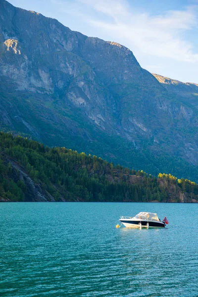 Boat on Oppstrynsvatn lake in the municipality of Stryn in Sogn og Fjordane county, Norway — Stock Photo, Image