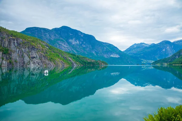 Oppstrynsvatn egy tó, az önkormányzat a Stryn Sogn og Fjordane megye, Norvégia — Stock Fotó