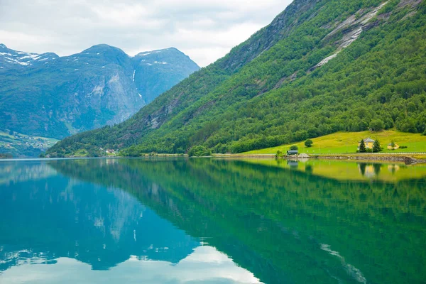 Оппстринсватн - озеро в муниципалитете Стрин в графстве Согн-ог-Фьордане, Норвегия — стоковое фото