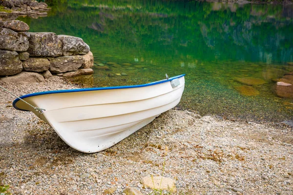 Barco no lago Oppstrynsvatn, no município de Stryn, no condado de Sogn og Fjordane, Noruega — Fotografia de Stock