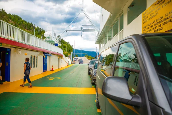 Leardal, Norwegia - 27.06.2018: The Ferry, Transport samochodów na Leardal, Norwegia — Zdjęcie stockowe