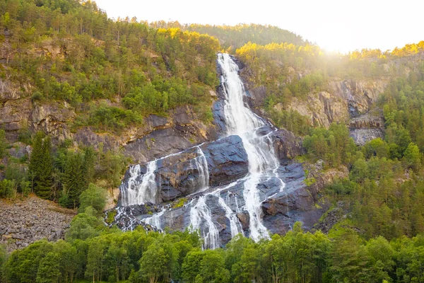 Wodospad w górach o zachodzie słońca światła, Norwegia — Zdjęcie stockowe