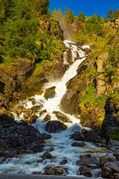 Vattenfall Latefossen vid solnedgången ljus på sommaren, Norge — Stockfoto