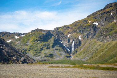 Güzel şelale yanında yol Nordkapp, Norway