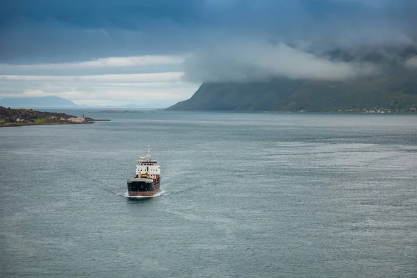 Svolvaer, Norsko - 21.06.2018: Loď v Norsku, s výhledem na panorama hor v pozadí — Stock fotografie