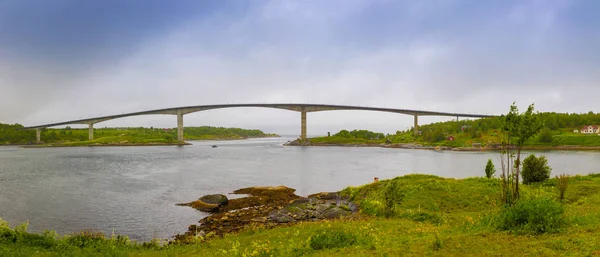 Panorama för Saltstraumen bridge i Norge i rainny dag, Norge — Stockfoto