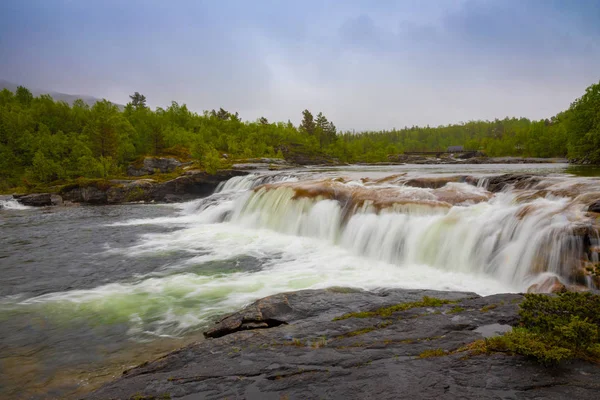 Piccola cascata vicino alla caduta di Valnesforsen in un giorno di pioggia, Norvegia — Foto Stock