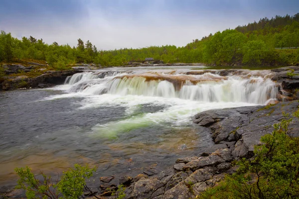 Małym wodospadem obok Valnesforsen spadek rainny dzień, Norwegia — Zdjęcie stockowe