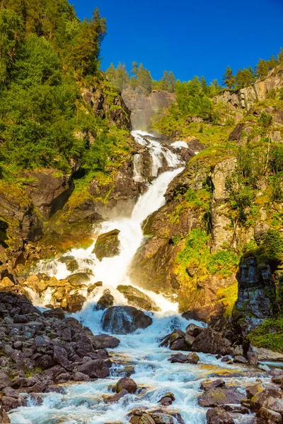 Cascada Latefossen al atardecer en verano, Noruega — Foto de Stock