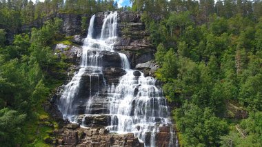 Tvindefossen veya Tvinnefossen şelale Voss, Norveç havadan görünümü