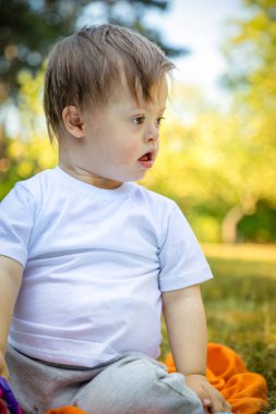 Down sendromlu battaniye var yaz günde oynayan sevimli küçük çocuk portresi