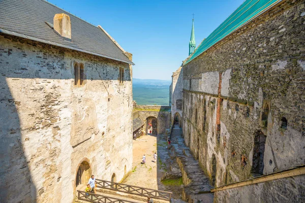 Bezdez, República Checa - 5.07.2018: Castillo de Bezdez en el interior de Bohemia del Norte, República Checa —  Fotos de Stock