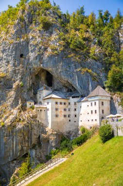 Predjama, Slovenya - 13.08.2018: Predjama Castle mağara Postojna, Slovenya