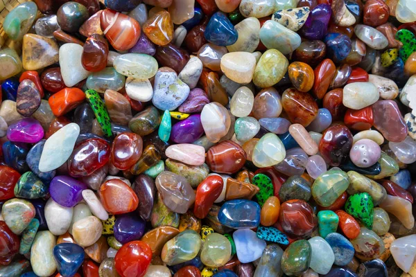 Coloridas piedras preciosas ágata y joyería de ópalo —  Fotos de Stock