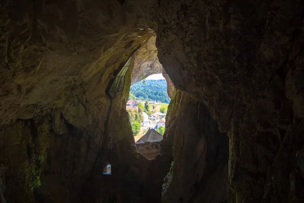 Pohled z hradu Predjama jeskyně Postojna, Slovinsko — Stock fotografie