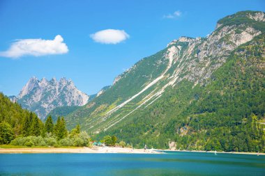 Lake Predil turkuaz su ve dağ yakınındaki Tarvisio Avrupa Alps, İtalya için arka planda