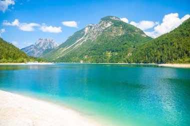 Lake Predil turkuaz su ve dağ yakınındaki Tarvisio Avrupa Alps, İtalya için arka planda