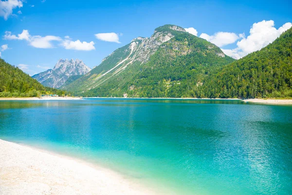 Lake Predil turkuaz su ve dağ yakınındaki Tarvisio Avrupa Alps, İtalya için arka planda