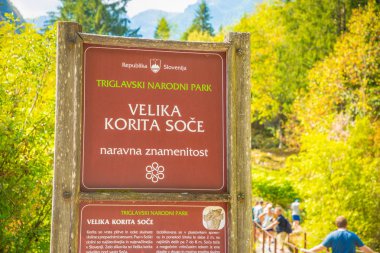 Velika Korita, Slovenya - 13.08.2018: Velika Korita işaretçisine Soca Kanyon Slovenya Soca Vadisi'nde nehirdir