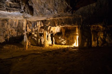 Görünüm sarkıt ve dikitler bir yeraltı mağarası - mağara Postojna, Slovenya