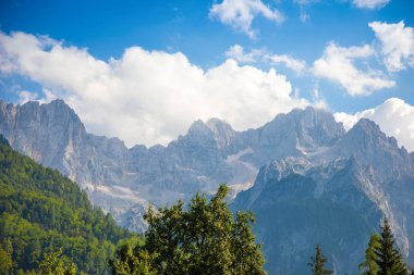 Dağ manzarası yanında Kranjska Gora, Slovenya
