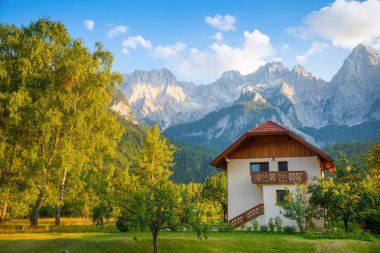 Kranjska Gora, Slovenya - 13.08.2018: Dağ manzarası yanında Kranjska Gora, Slovenya