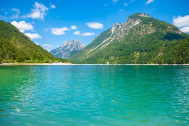 Lake Predil turkuaz su ve dağ yakınındaki Tarvisio Avrupa Alps, İtalya için arka planda