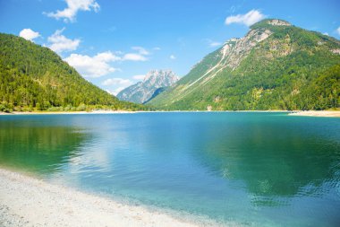 Lake Predil turkuaz su ve dağ yakınındaki Tarvisio Avrupa Alps, İtalya için arka planda