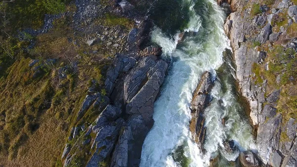 Vista dall'alto di Beautiful mountain river, Norvegia — Foto Stock