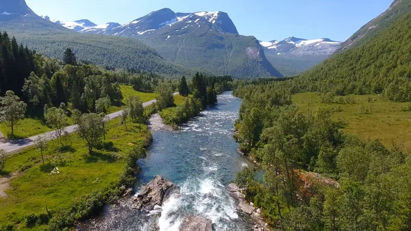 Luftaufnahme eines schönen Gebirgsflusses bei Trollstigen, Norwegen — Stockfoto