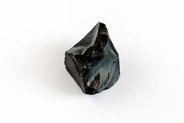 izole beyaz zemin üzerine siyah obsidian