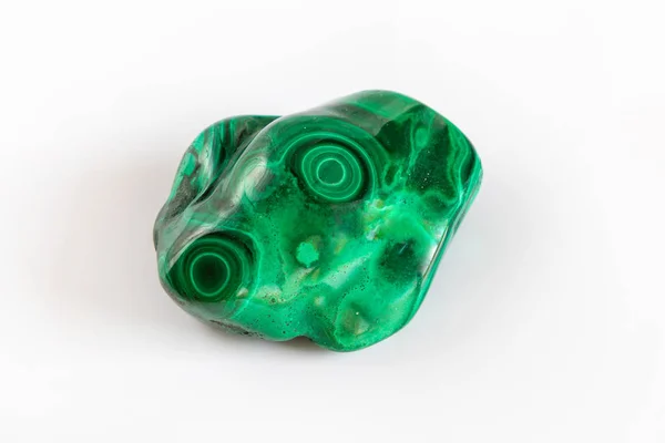 Un campione di malachite minerale su un bianco — Foto Stock