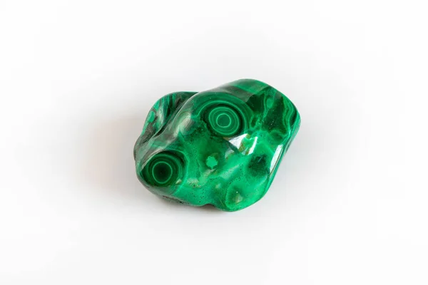 Un campione di malachite minerale su un bianco — Foto Stock