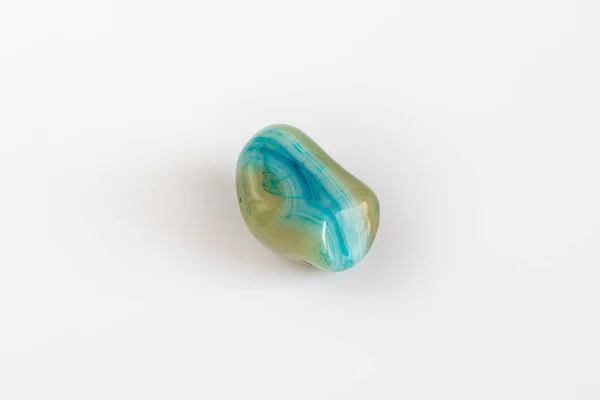 Pietra minerale naturale, pietra verde blu isolata su bianco — Foto Stock