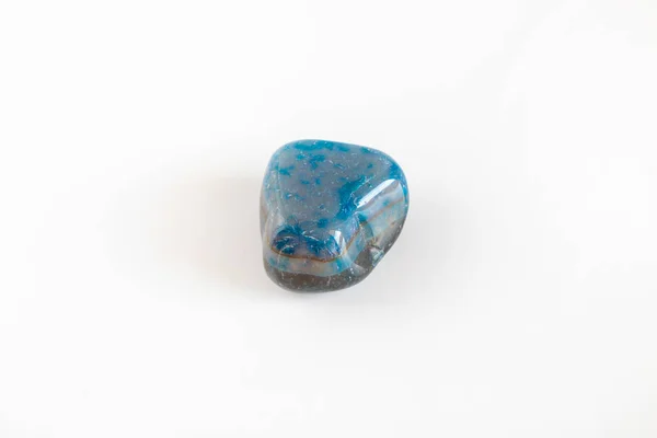 Piedra mineral natural, gema azul aislada en blanco — Foto de Stock