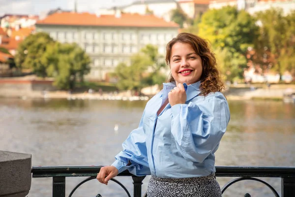 Portrait of young woman Old Town of Prague and river Vltava background in sunny september day — Stock Photo, Image