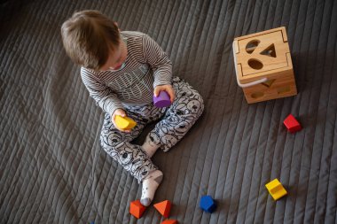 Down sendromlu evinde oynayan sevimli çocuk portresi