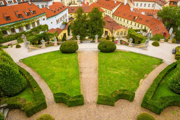 Vrtbovská zahrada nebo Vrtbovská zahrada ve starém městě v Praze, Česká republika — Stock fotografie