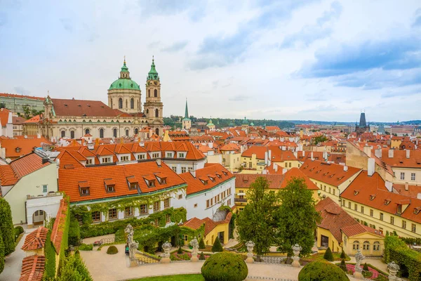 Vrtba ガーデンや Vrtbovska 城と旧市街のプラハ、チェコ共和国のビュー — ストック写真