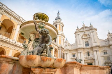 Güneşli bir gün, İtalya Loreto bazilika della Santa Casa yanındaki Çeşme