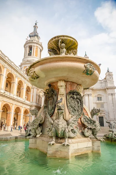 Fontana accanto a Loreto Basilica della Santa Casa in giornata di sole, Italia — Foto Stock