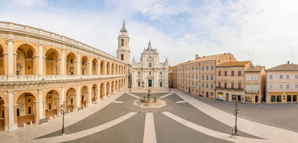 Loreto Meydanı, Basilica della Santa Casa güneşli gün, revak tarafa, insanlar meydanında Loreto, Ancona, İtalya