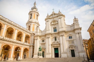 Loreto Meydanı, Basilica della Santa Casa güneşli gün, revak tarafa, insanlar meydanında Loreto, Ancona, İtalya