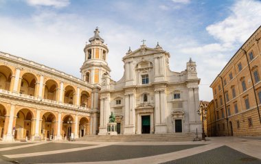 Loreto Meydanı, Basilica della Santa Casa güneşli gün, revak tarafa, insanlar meydanında Loreto, Ancona, İtalya