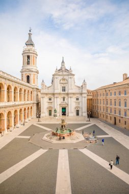 Loreto, Ancona, İtalya - 11.10.2018: Loreto Meydanı, Basilica della Santa Casa içinde güneşli gün, revak tarafa, Loreto, Ancona, İtalya meydanda insanlarda